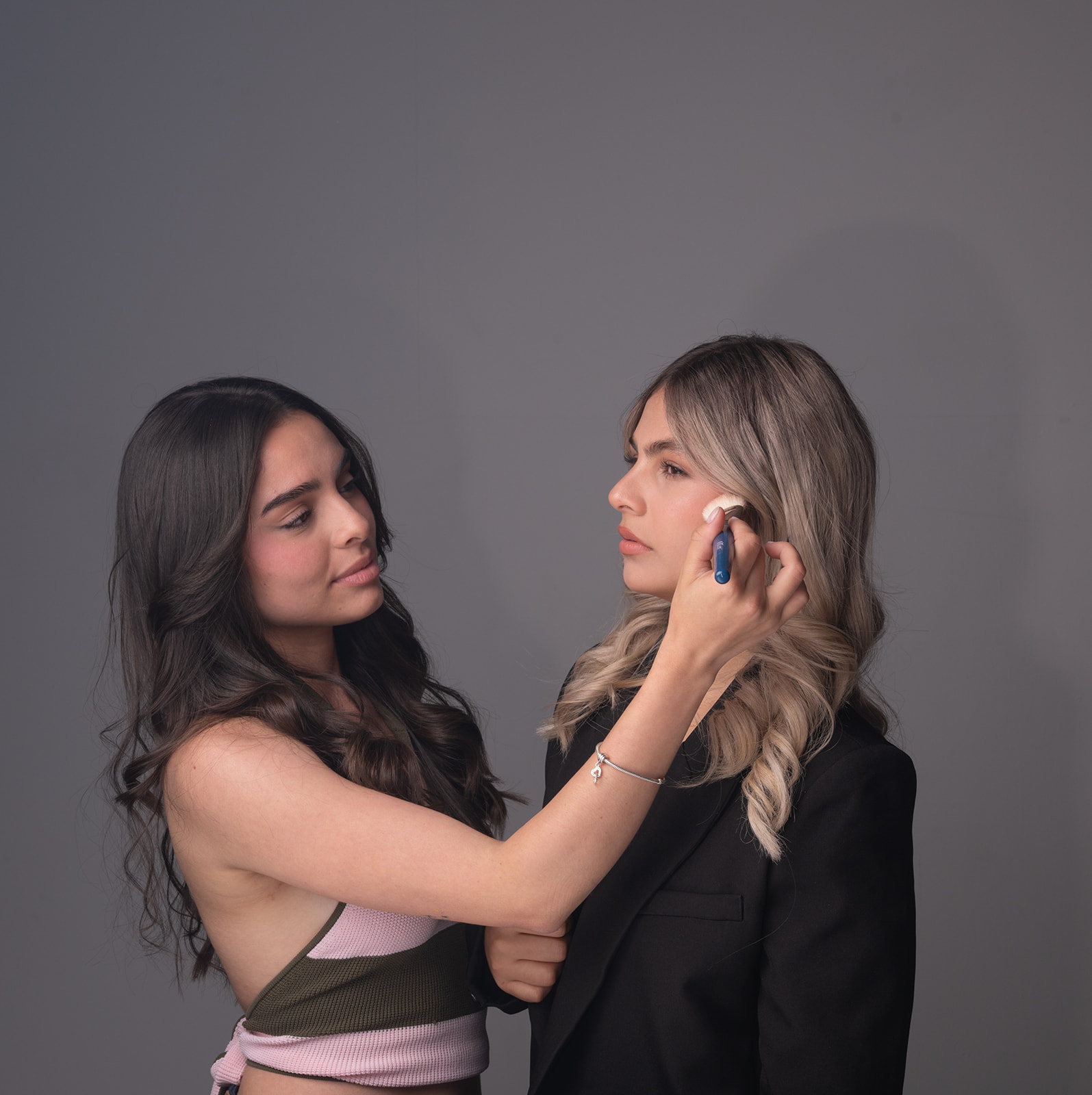 Ximena maquillando